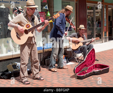 Trois musiciens de jouer dans une rue dans le soleil Banque D'Images