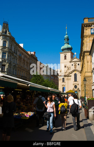 Marché Havelska rue avec Sv Havel en arrière-plan, dans la vieille ville de Prague République Tchèque Europe Banque D'Images