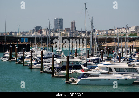 Yachts dans Brigfhton Marina, avec la ville de Brighton en arrière-plan. Banque D'Images