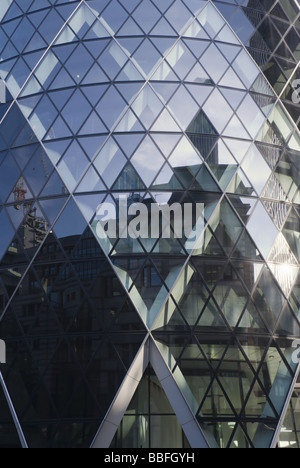 Un portrait de près de l'Gherkin, 30 St Mary Axe, la ville de Londres Banque D'Images