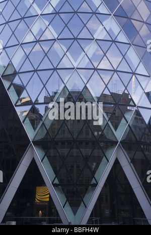 Un portrait de près de l'Gherkin, 30 St Mary Axe, la ville de Londres Banque D'Images