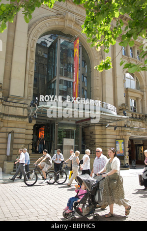 Extérieur du Royal Exchange Theatre sur la place St Anns, Manchester Banque D'Images