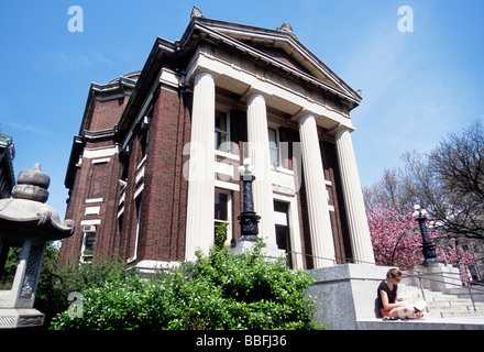 New York Etudiant étudiant sur les marches du campus Earl Hall College de l'Université Columbia au printemps New York USA Banque D'Images