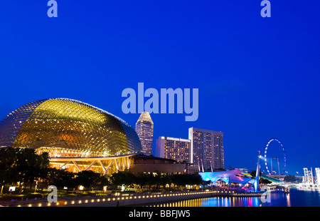 Marina Bay, Singapour, l'Esplanade et Singapore Flyer. Banque D'Images