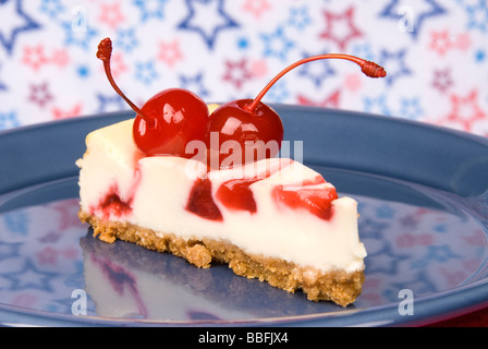 Une tranche de gâteau au fromage aux cerises mûres avec des cerises au marasquin Banque D'Images