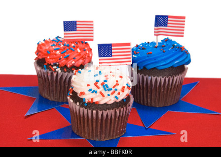 Trois rouge blanc et bleu cupcakes pour célébrer Quatrième de juillet isolated on white Banque D'Images