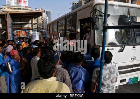 Les travailleurs prenant un bus Dubai Banque D'Images