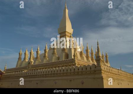 Une vue horizontale de Wat Pha That Luang Vientiane au Laos en Asie du sud-est. Banque D'Images