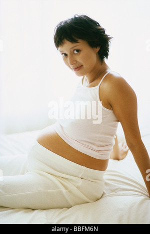 Pregnant woman smiling at camera, portrait Banque D'Images