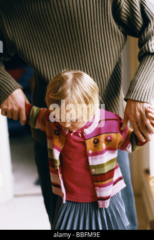 Little girl holding father's hands, portrait Banque D'Images