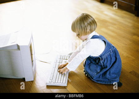 Petite fille à l'aide d'ordinateur Banque D'Images