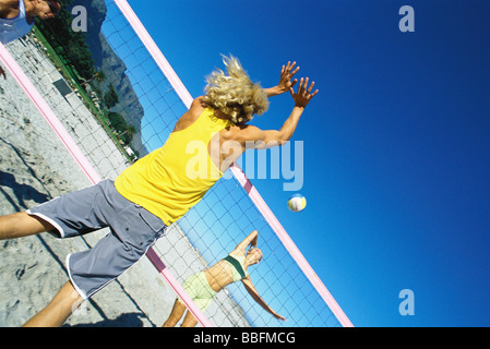 La préparation d'hommes de bloquer volley-ball Banque D'Images