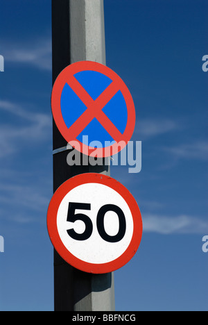 Signe de la limite de vitesse et 'no stopping sign' clearway Banque D'Images