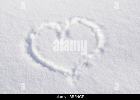 Portrait d'une forme de cœur dans la neige Banque D'Images