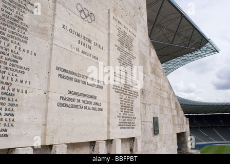 Des tablettes de pierre avec résultats de Jeux olympiques de 1936 au Stade Olympique Berlin Allemagne Banque D'Images