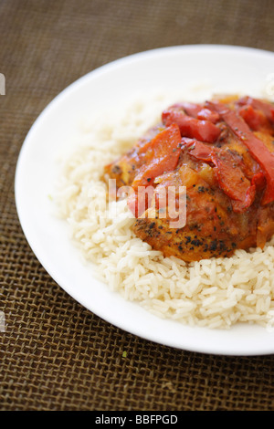 D'authentiques plats préparés Poulet au Curry Rouge Thaï épicé avec des poivrons rouges et riz parfumé isolé sur un fond blanc avec aucun peuple Banque D'Images