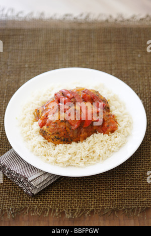 D'authentiques plats préparés Poulet au Curry Rouge Thaï épicé avec des poivrons rouges et riz parfumé isolé sur un fond blanc avec aucun peuple Banque D'Images