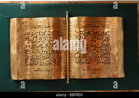 Afrique, Afrique du Nord, Maroc, Fes, Fès el Bali, Fes Medina, vieille, vieille ville, l'arabe écrit, Livre d'or du Coran Banque D'Images
