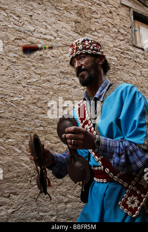 Afrique, Afrique du Nord, Maroc, Fes, Fès el Bali, Fes Medina, vieille, Vieille Ville, musicien, artiste de rue Banque D'Images