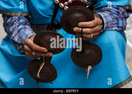 Afrique, Afrique du Nord, Maroc, Fes, Fès el Bali, Fes Medina, vieille, Vieille Ville, artiste de rue, jouant des cymbales Banque D'Images