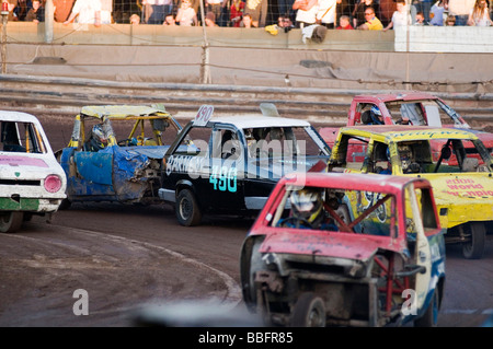 Reliant robin trois roues en compétition dans une course de stock car Banque D'Images