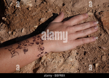 Afrique, Afrique du Nord, Maroc, Région de l'Atlas, Ouarzazate, Ait Benhaddou, henné, tatouage Main Banque D'Images