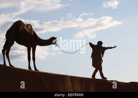 Afrique, Afrique du Nord, Maroc, Sahara, Merzouga, Erg Chebbi, Berbère Tribesman menant Camel Banque D'Images