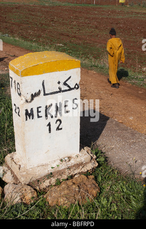 Afrique, Afrique du Nord, Maroc, Meknes, Distance signe sur le bas-côté de la route Banque D'Images