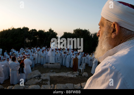 Un grand prêtre Samaritain soulève une Torah lors de Chavouot ou fête des semaines sur le mont Garizim, près de la ville de Naplouse en Cisjordanie en Israël Banque D'Images