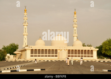 Joueurs de Cricket devant une mosquée, Al Ain, Abou Dhabi, Émirats arabes unis, l'Arabie, l'Orient, Moyen-Orient Banque D'Images