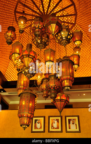 Lampes d'Oman dans l'aire d'accueil de la Desert Islands Resort et Spa, de Sir Bani Yas Island, Abu Dhabi, Emirats Arabes Emirat Banque D'Images