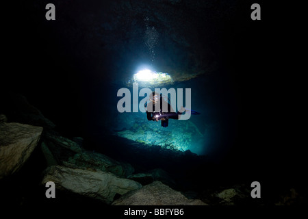 Scuba Diver en caverne. Banque D'Images