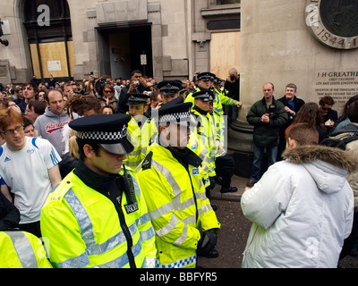 Les manifestants bouclée par groupe de soutien territorial des agents de police de kettling, G20 action de protestation contre la banque d'Angleterre Banque D'Images