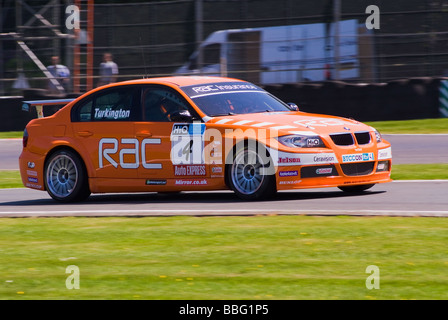 Le car de l'équipe BMW 320si en voiture de course British Touring Car Championship at Oulton Park Motor Racing Circuit Angleterre Cheshire Banque D'Images