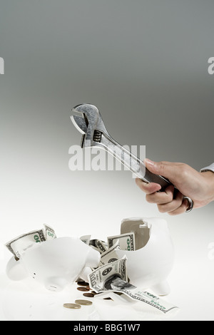 Personne smashing piggy bank Banque D'Images