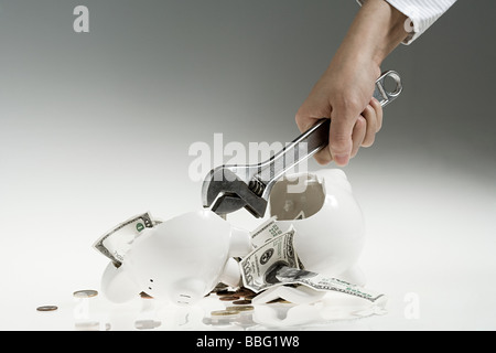 Personne smashing piggy bank Banque D'Images