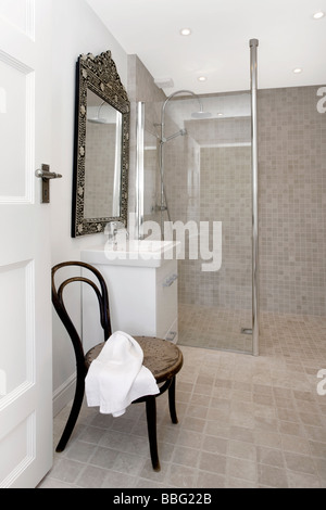 Salle de bains moderne avec salle de bains,WC,salle de bain,salle de repos,chambre, Banque D'Images