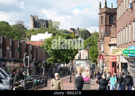 Le centre-ville avec vue sur le château de Dudley, West Midlands Banque D'Images