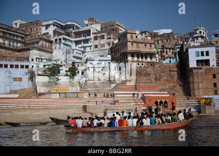 Bateau sur le Gange à Varanasi Inde Banque D'Images