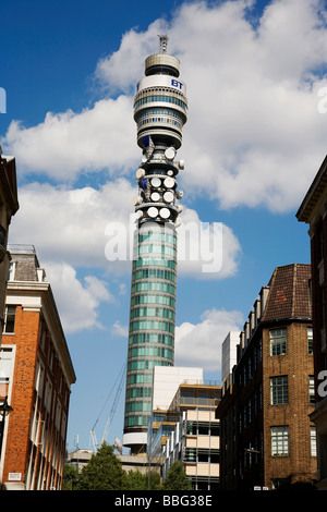 BT Tower Londres ou du bureau de poste et de communication restaurant rotatif conçu par les architectes Eric Bedford et G. R. Yeats. Banque D'Images