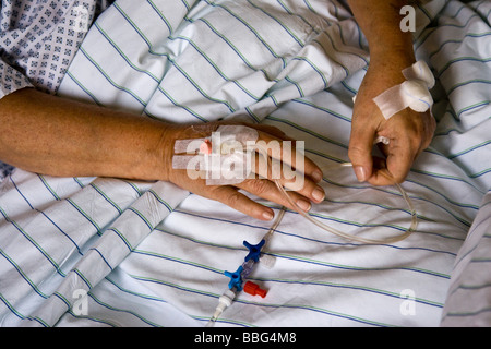 Une patiente à l'hôpital reçoit une perfusion Banque D'Images