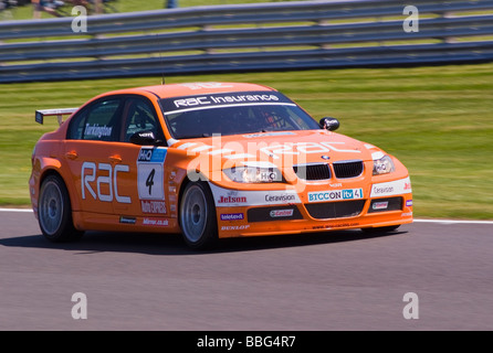 Le car de l'équipe BMW 320si en voiture de course British Touring Car Championship at Oulton Park Motor Racing Circuit Angleterre Cheshire Banque D'Images