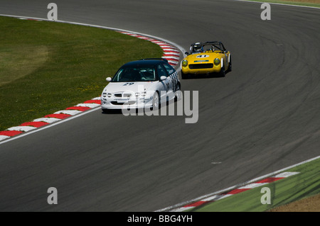 Un livre blanc MG ZR 160 conduit par Richard Waterman menant une MG Midget jaune conduit par Nigel Pratt Banque D'Images