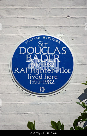 English Heritage blue plaque marquant l'ancienne résidence de la seconde guerre mondiale, pilote de chasse sir Douglas Bader, à Kensington, Londres Banque D'Images