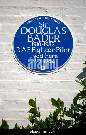 English Heritage blue plaque marquant l'ancienne résidence de la seconde guerre mondiale, pilote de chasse sir Douglas Bader, à Kensington, Londres Banque D'Images