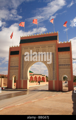 Drapeaux du Maroc volent au-dessus de l'entrée de Rissani keyhole arch ; un marché désert ville près de Erfoud, Maroc, Afrique du Nord Banque D'Images