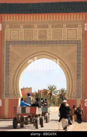 En chariot à cheval et les piétons sur la route par l'entrée de Rissani archway keyhole ; un marché de la ville du Sahara au sud du Maroc Banque D'Images