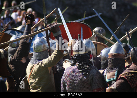 La promulgation d'une bataille médiévale au Château Ogrodzieniec, Pologne. Banque D'Images