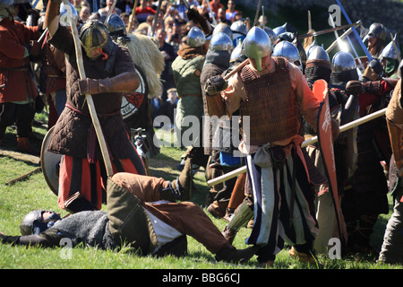 La promulgation d'une bataille médiévale au Château Ogrodzieniec, Pologne. Banque D'Images