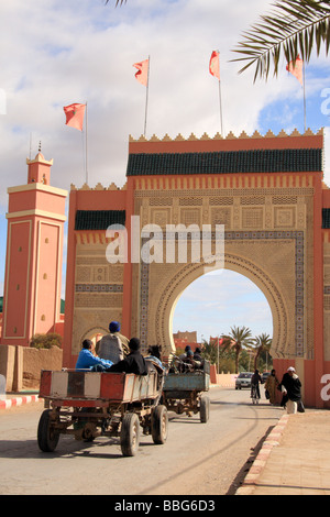 En chariot à cheval sur la route entre dans le trou de la voûte à l'entrée de Rissani;un marché de la ville du Sahara, le Maroc, l'Afrique du Nord Banque D'Images